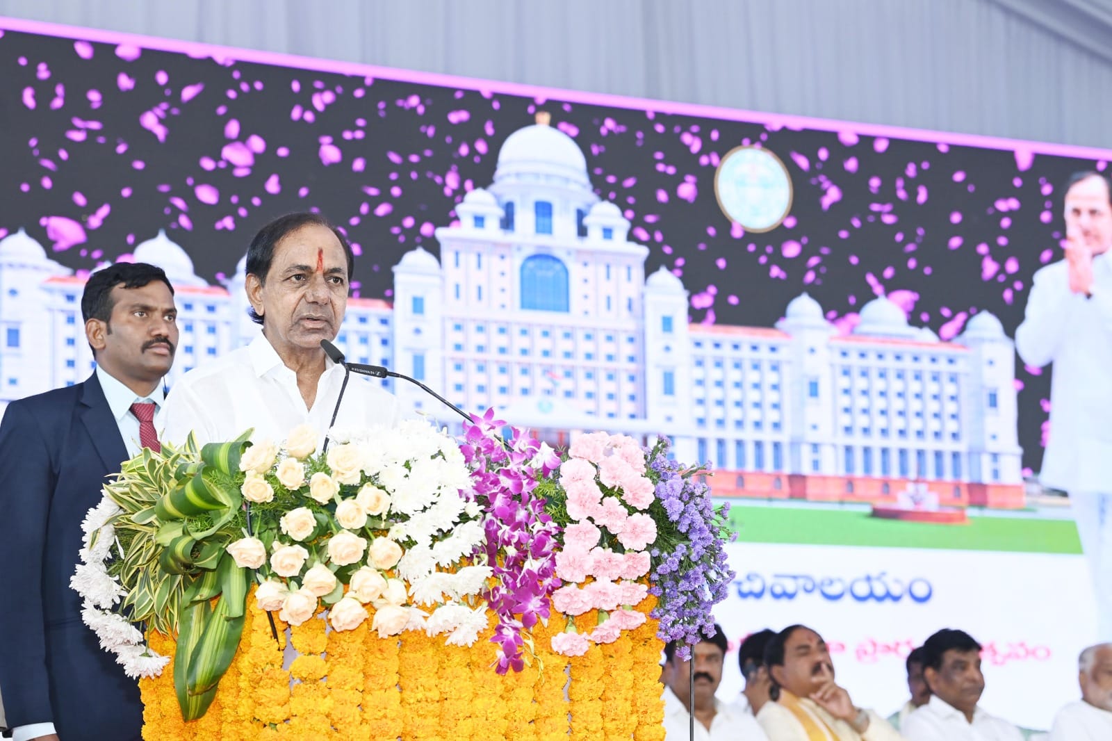 తెలంగాణ నూతన సచివాలయాన్ని ప్రారంభించిన తర్వాత మాట్లాడుతున్న సీఎం కేసీఆర్‌ 