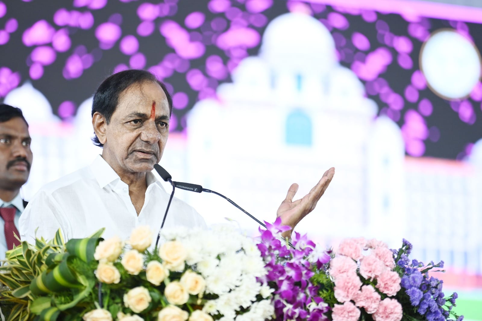 తెలంగాణ నూతన సచివాలయంలో తొలి సంతకం చేస్తున్నసీఎస్ శాంతి కుమారి