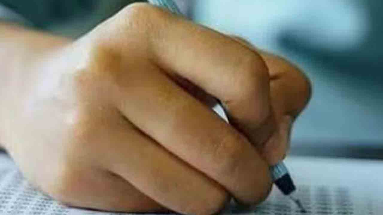 SSC Exams |  పదో తరగతి ఎగ్జామ్ సెంటర్లో క్లాత్తో కిటికీల మూసివేత