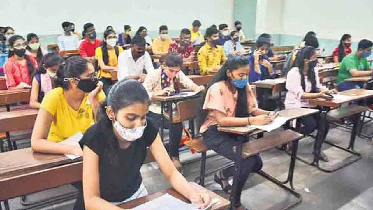 పరీక్షా కేంద్రాల్లోకి సెల్‌ఫోన్‌ అనుమతి లేదు