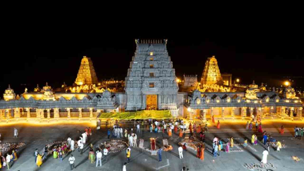 గుట్టకు పోటెత్తిన భక్తులు