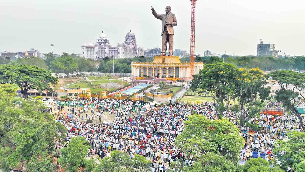 Hyderabad | జై భీమ్‌.. జై కేసీఆర్‌.. ట్యాంక్‌బండ్‌పై మార్మోగిన నినాదాలు