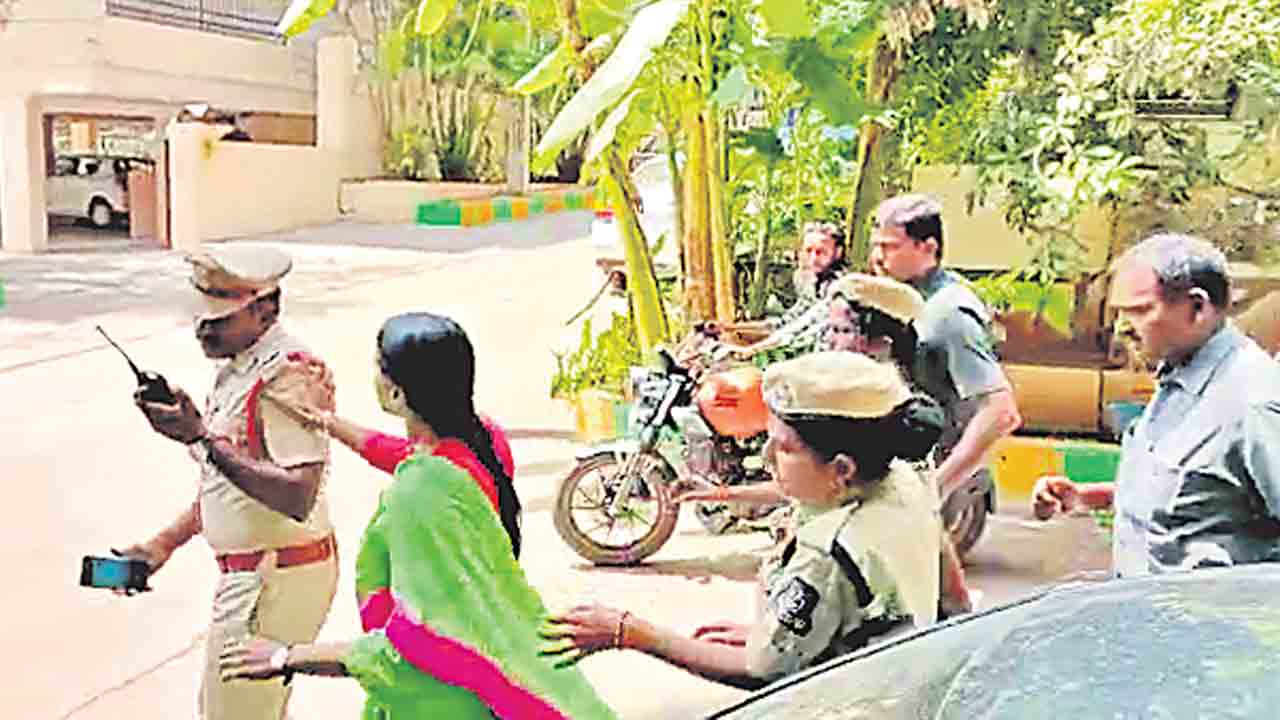 పోలీసులపై తల్లీబిడ్డల దౌర్జన్యం