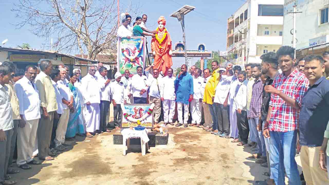 మహనీయుల జీవితాలను ఆదర్శంగా తీసుకోవాలి