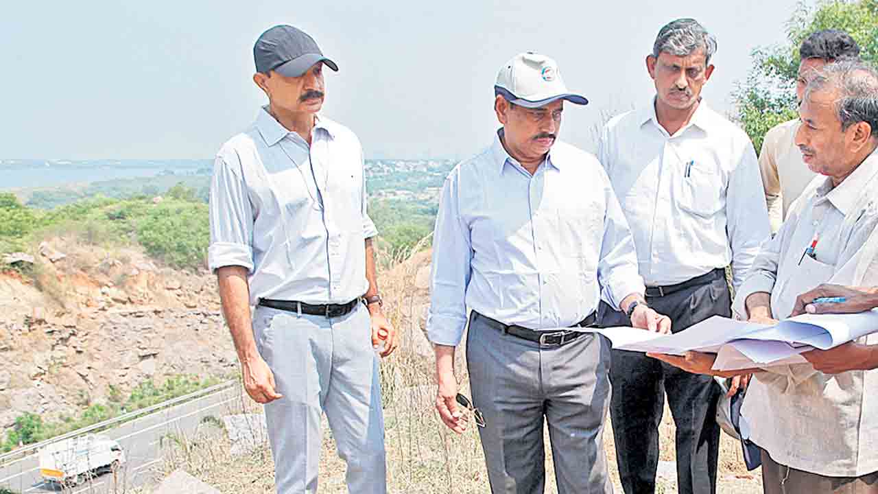 సవాళ్లను అధిగమిస్తూ మెట్రో నిర్మాణం