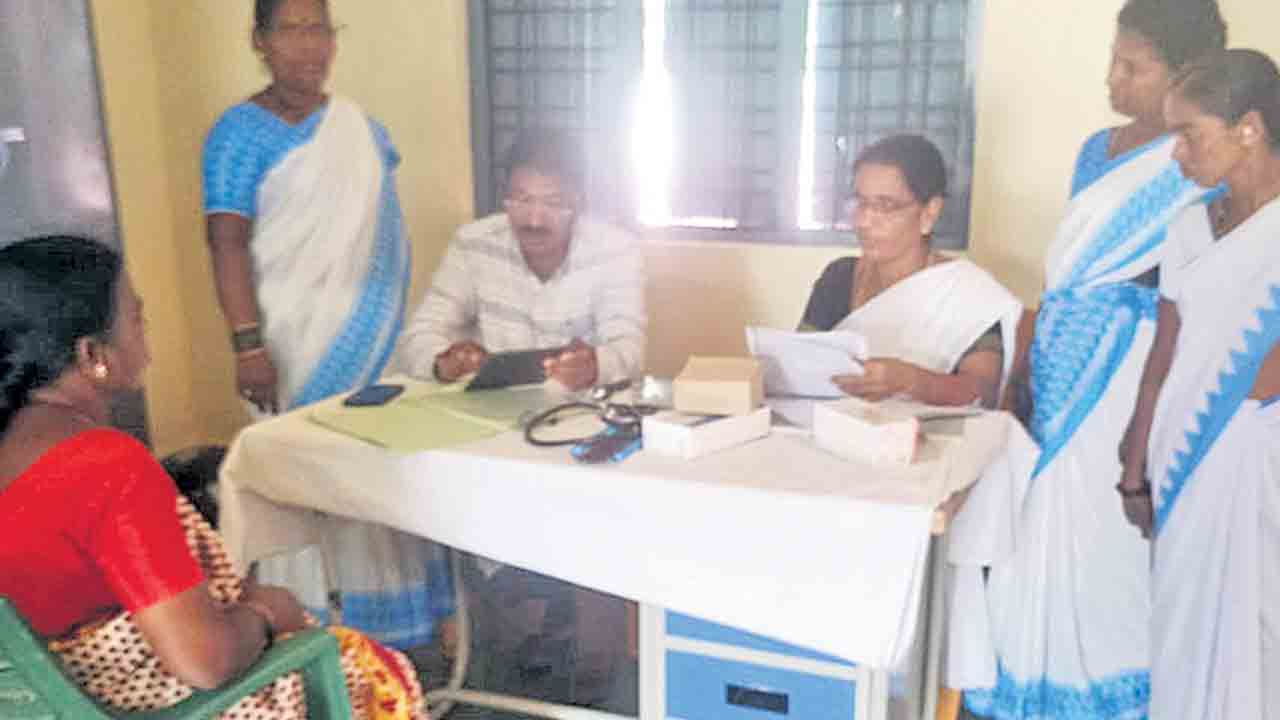 రంగారెడ్డి జిల్లాలో కంటి పరీక్షలు