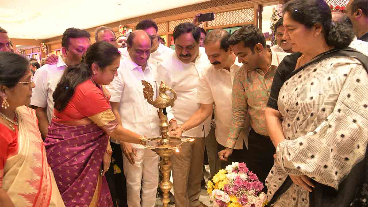 కల్యాణలక్ష్మి షాపింగ్‌మాల్‌ ప్రారంభం