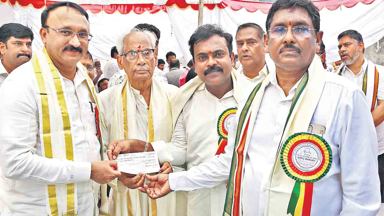 కాపు భవన్‌కు తోట విరాళం 20 లక్షలు