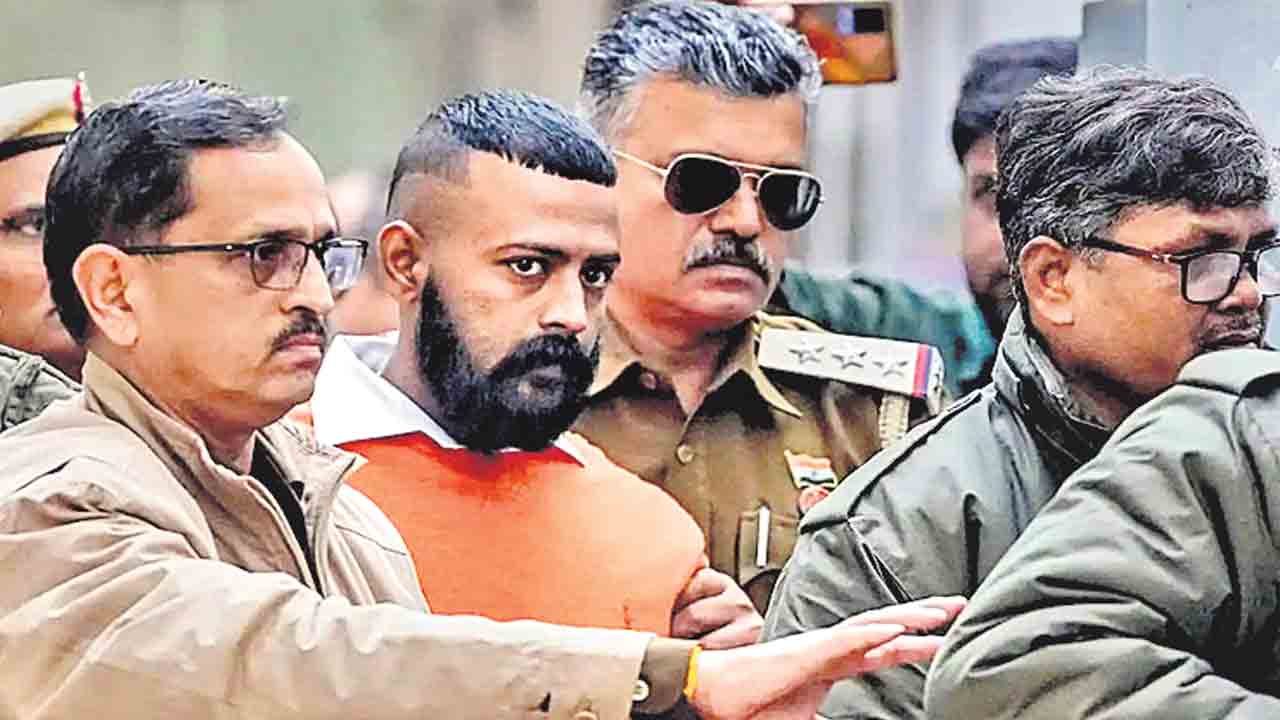 sukesh chandrasekhar |  జగజ్జంత్రీ.. మహాకంత్రీ సుకేశ్‌.. జైలే అడ్డాగా అనేక దందాలు.. కారాగారంలో రాజ భోగాలు, రాచ మర్యాదలు