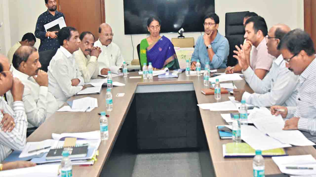 డబుల్‌బెడ్‌రూం ఇండ్లను అర్హులకు అందించాలి