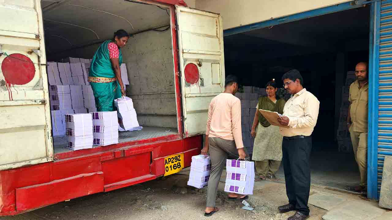 పాఠ్య పుస్తకాలు వచ్చేశాయ్‌..