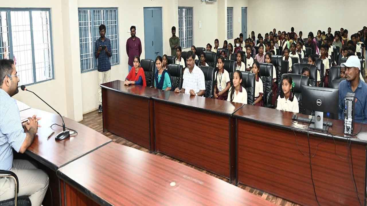 బాల, బాలికలు విద్యలో రాణించాలి