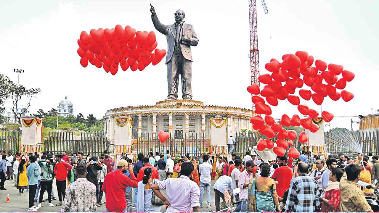 Ambedkar statue |  విశ్వమానవుడు.. 125 అడుగుల అంబేద్కర్‌ విగ్రహాన్ని చూసేందుకు పోటెత్తిన జనం