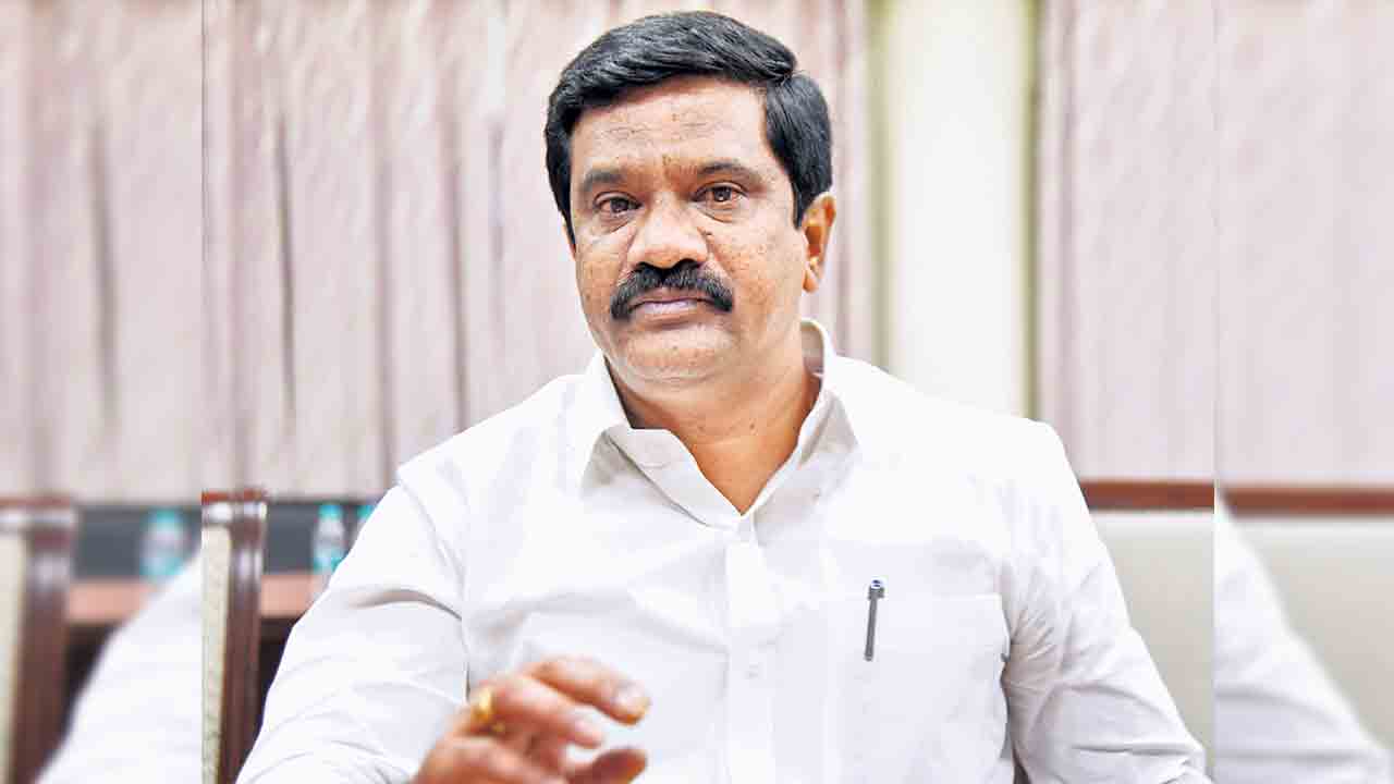 మోదీ అభివృద్ధి కాగితాలపైనే..