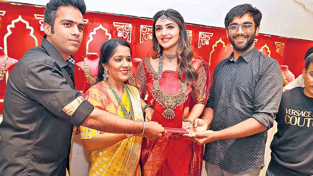 సీఎంఆర్‌ లెగసీ ఆఫ్‌ జ్యువెలరీ ప్రారంభించిన సినీనటి శ్రీలీల