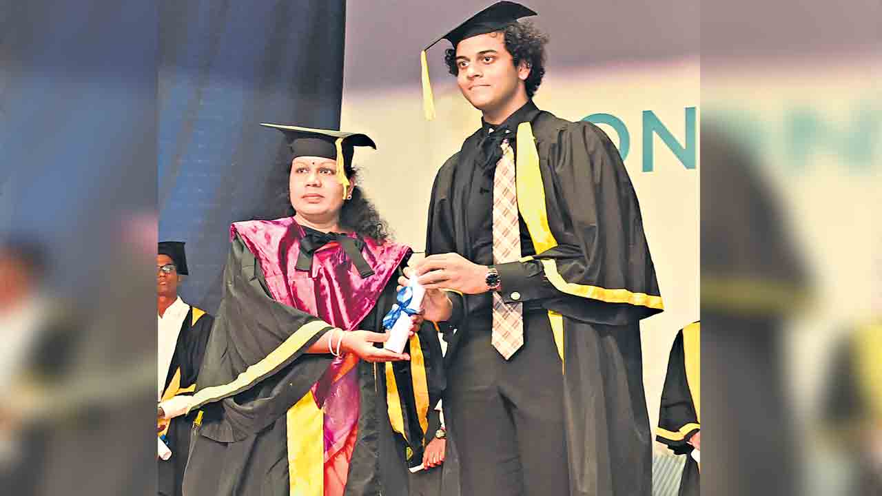 CM KCR | సమాజానికి గొప్ప సేవ చేయాలి.. మనుమడు హిమాన్షును ఆశీర్వదించిన సీఎం కేసీఆర్‌