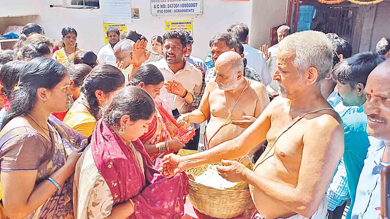 చిలుకూరులో ధ్వజారోహణం