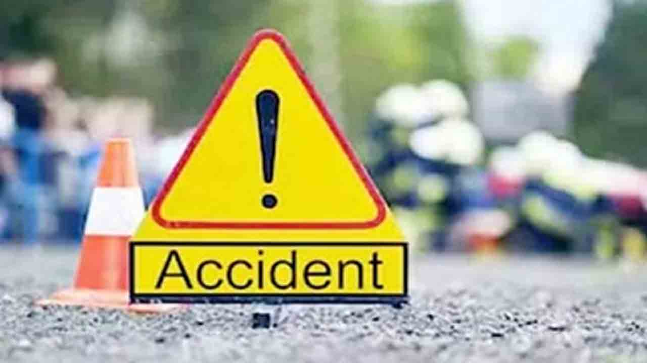 రోడ్డు ప్రమాదాల్లో ముగ్గురు దుర్మరణం