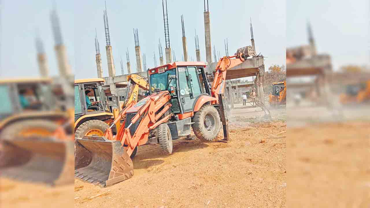 అక్రమ నిర్మాణాలపై ఉక్కుపాదం