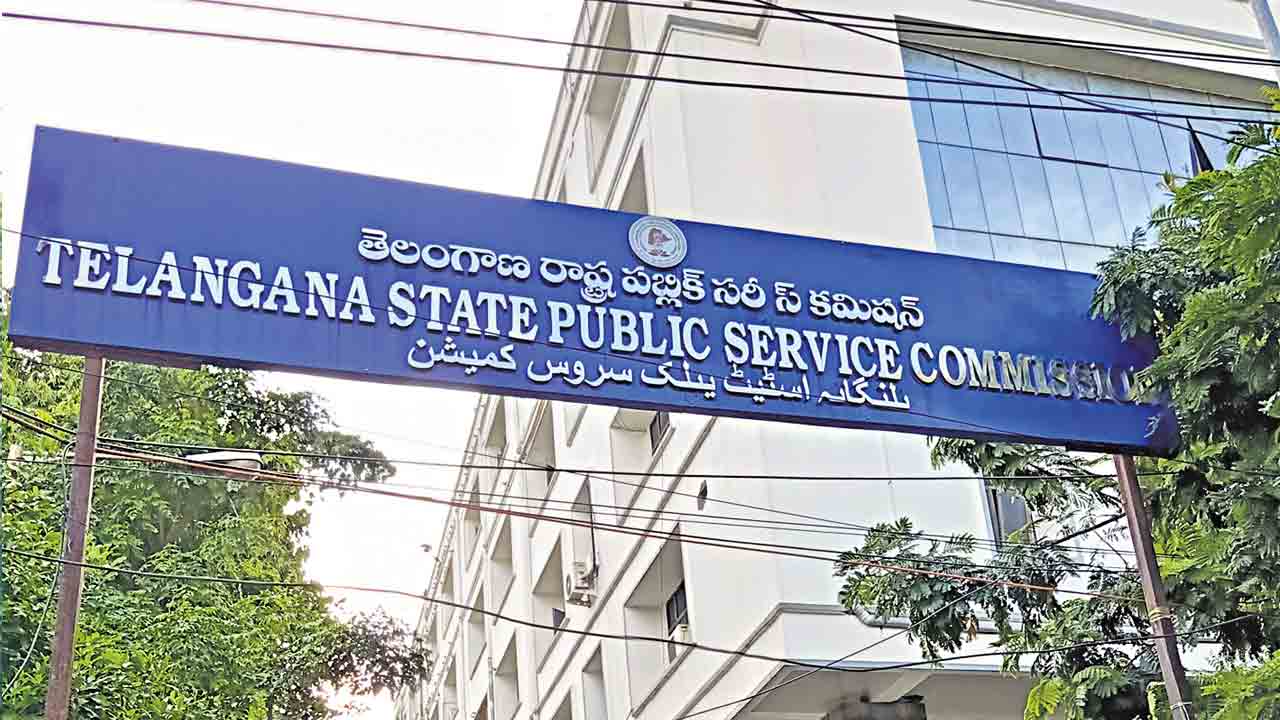 టీఎస్‌పీఎస్సీ కార్యదర్శి, సభ్యుడికి సిట్‌ నోటీసులు