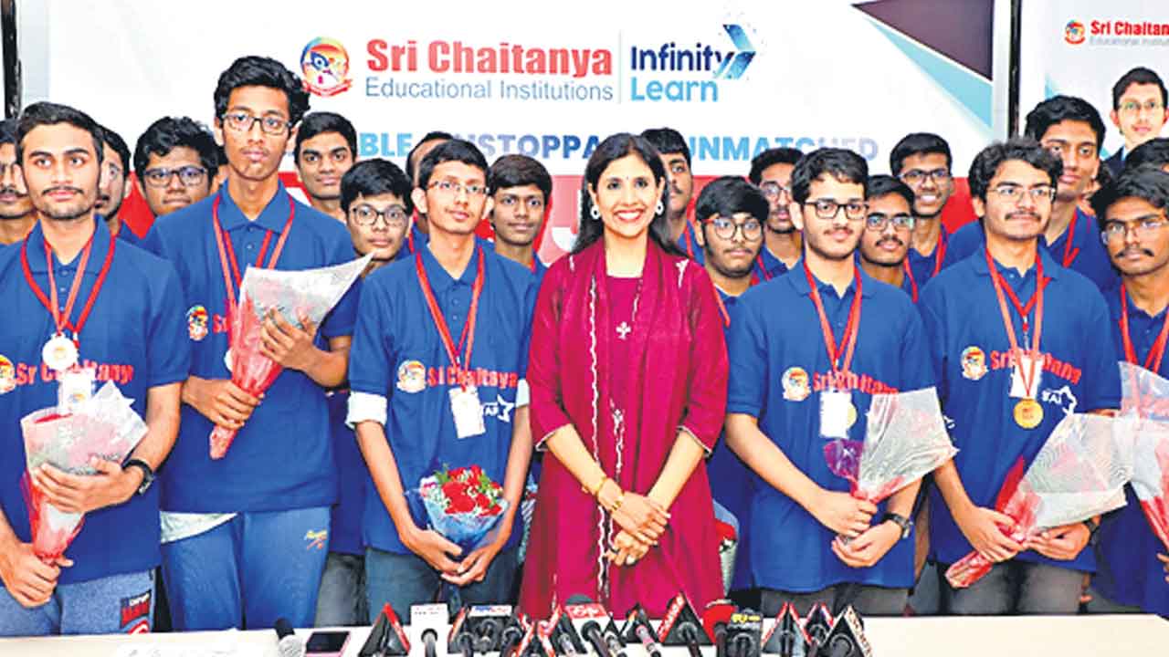 జేఈఈలో శ్రీచైతన్యకు 1, 10 ర్యాంకులు