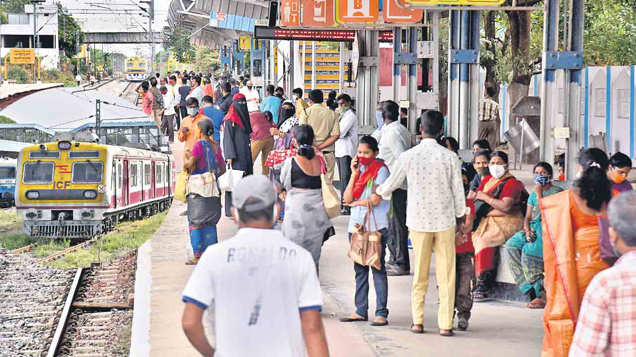 PM Modi |  పత్తా లేని ప్రధాని రైలు.. 13 ఎంఎంటీఎస్‌ సర్వీసులను ప్రారంభించిన మోదీ.. పూర్తి స్థాయిలో సర్వీసులను నడుపని రైల్వే శాఖ