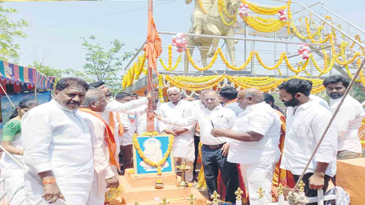 మహనీయుల ఆశయాలను సాధించాలి