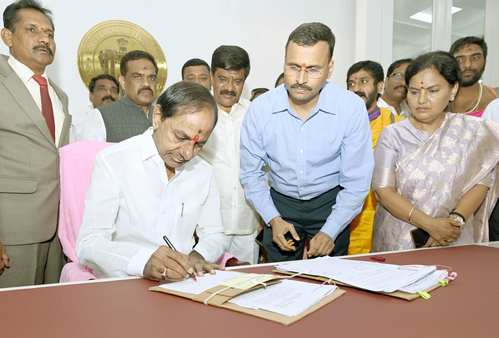 తెలంగాణ నూతన సచివాలయంలోకి వస్తున్న సీఎం కేసీఆర్‌, సీఎస్‌ 
