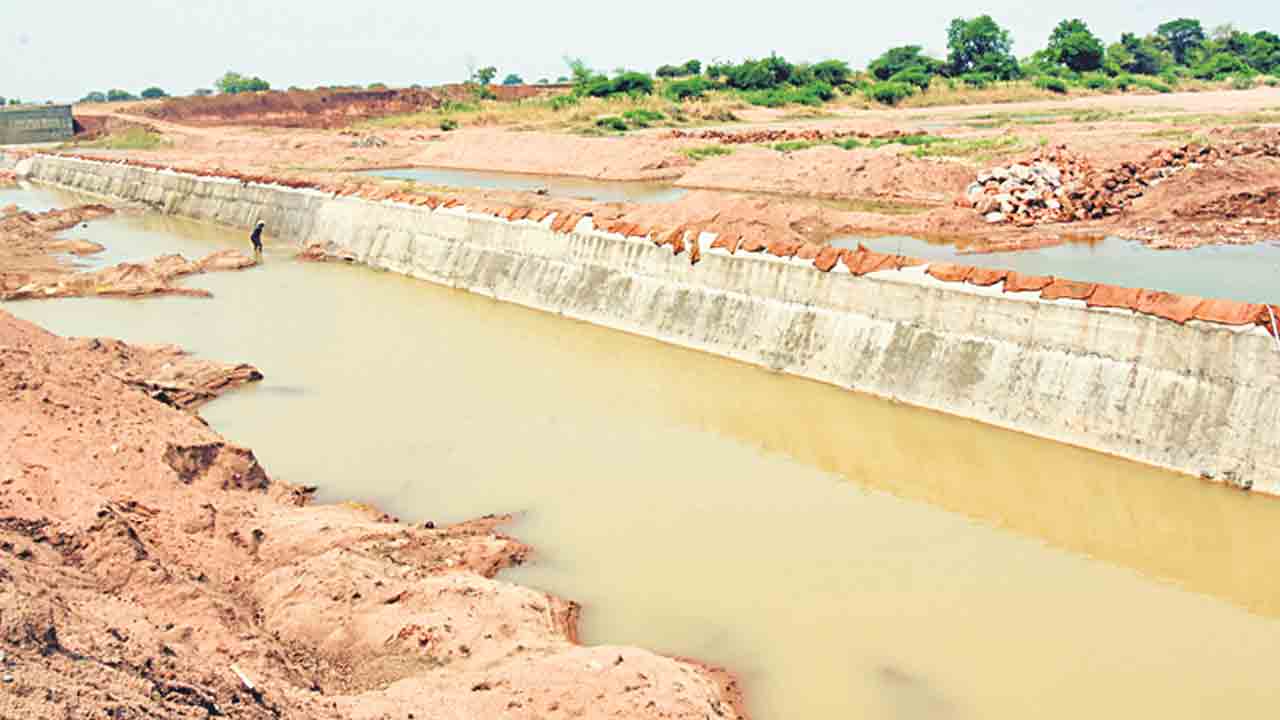 నీటి వృథాకు చెక్‌