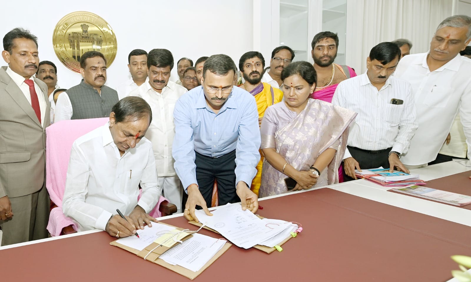 తెలంగాణ నూతన సచివాలయంలో తొలి సంతకం చేస్తున్న సీఎం కేసీఆర్‌