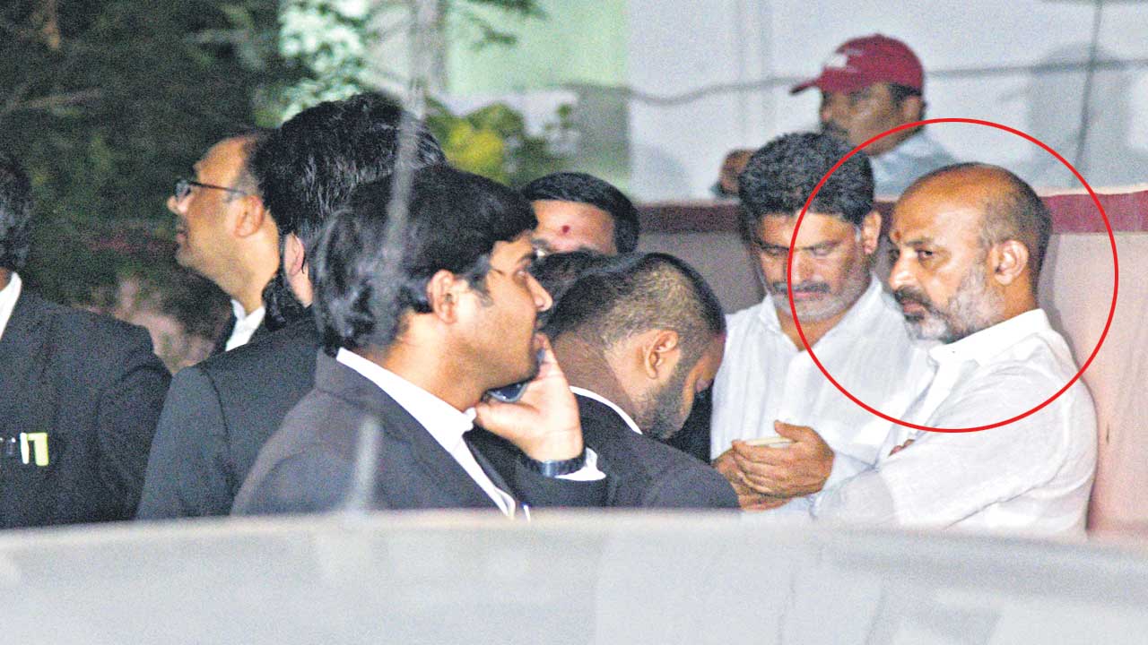 Bandi Sanjay | బండి సంజయ్కు 14 రోజుల రిమాండ్.. కరీంనగర్ జైలుకు తరలింపు