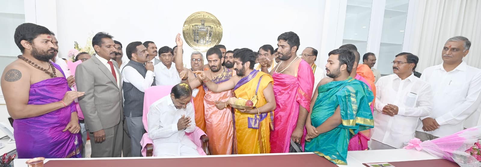 ఆరో అంతస్తులోని సీఎం కార్యాలయానికి వెళ్లిన ముఖ్యమంత్రి.. సుముహూర్త సమయంలో కుర్చీలో ఆసీనులయ్యారు. ఆరు దస్త్రాలపై సంతకాలు చేశారు.