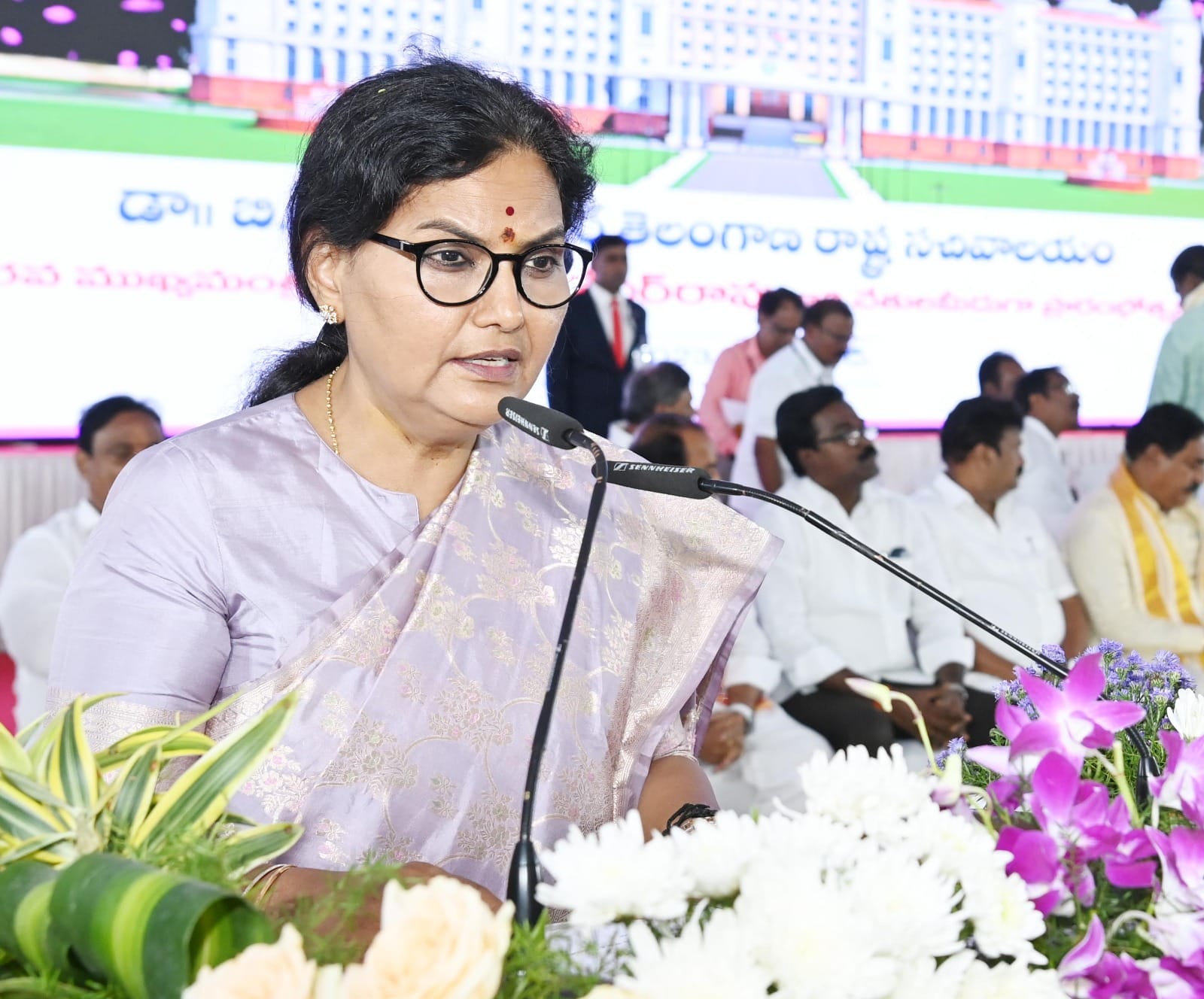 తెలంగాణ నూతన సచివాలయాన్ని ప్రారంభించిన తర్వాత మాట్లాడుతున్న సీఎం కేసీఆర్‌,  పక్కన మంత్రులు