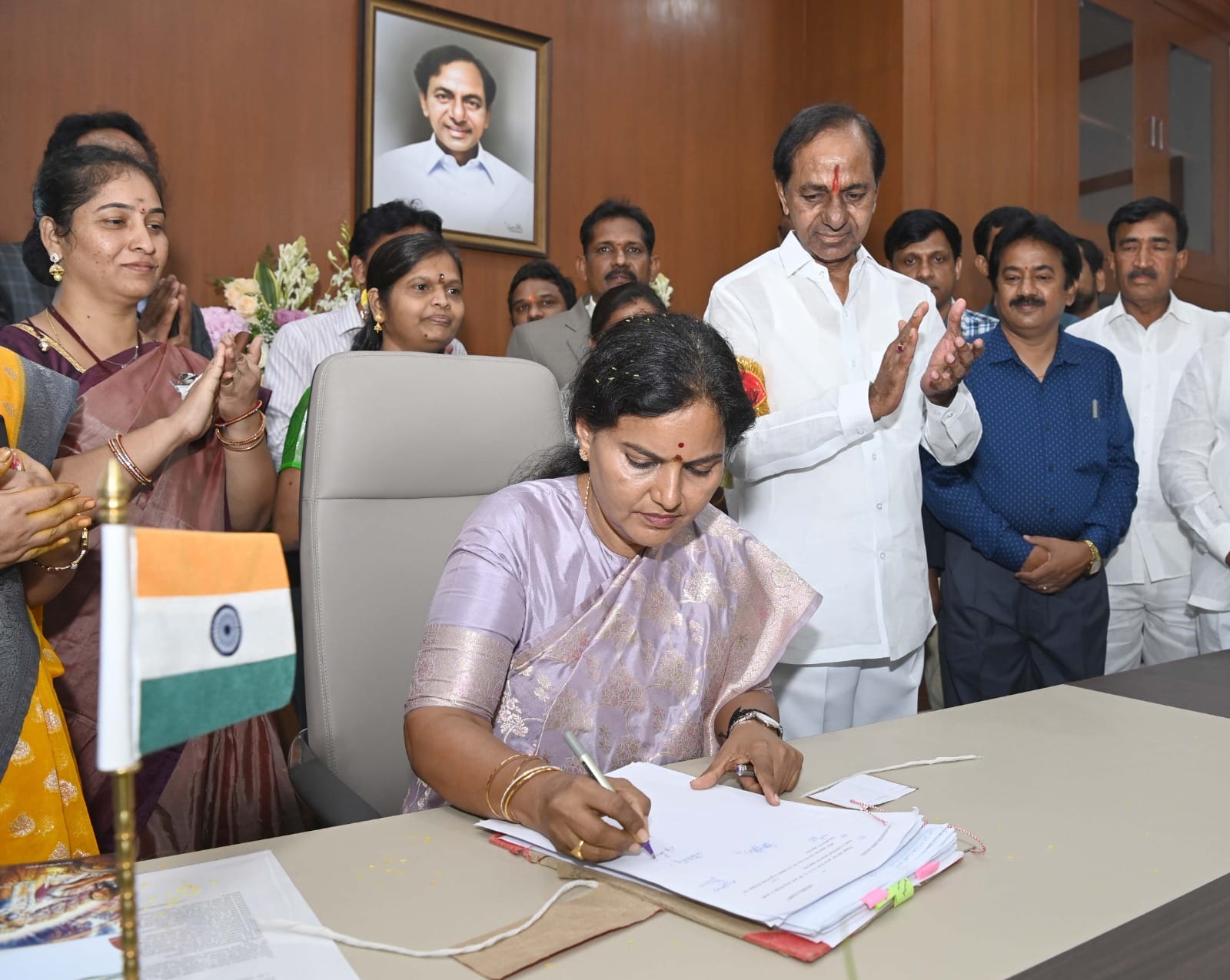 నూతన సచివాలయంలోని తన ఛాంబర్లో  సీఎం కేసీఆర్‌ 