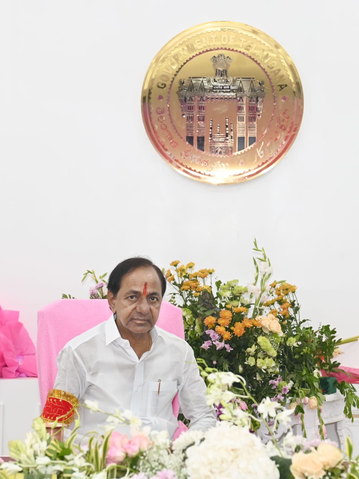 నూతన సచివాలయంలోని తన ఛాంబర్లో ఆశీనులైన సీఎం కేసీఆర్‌కు వేద పండితులు ఆశీర్వచనం అందించారు