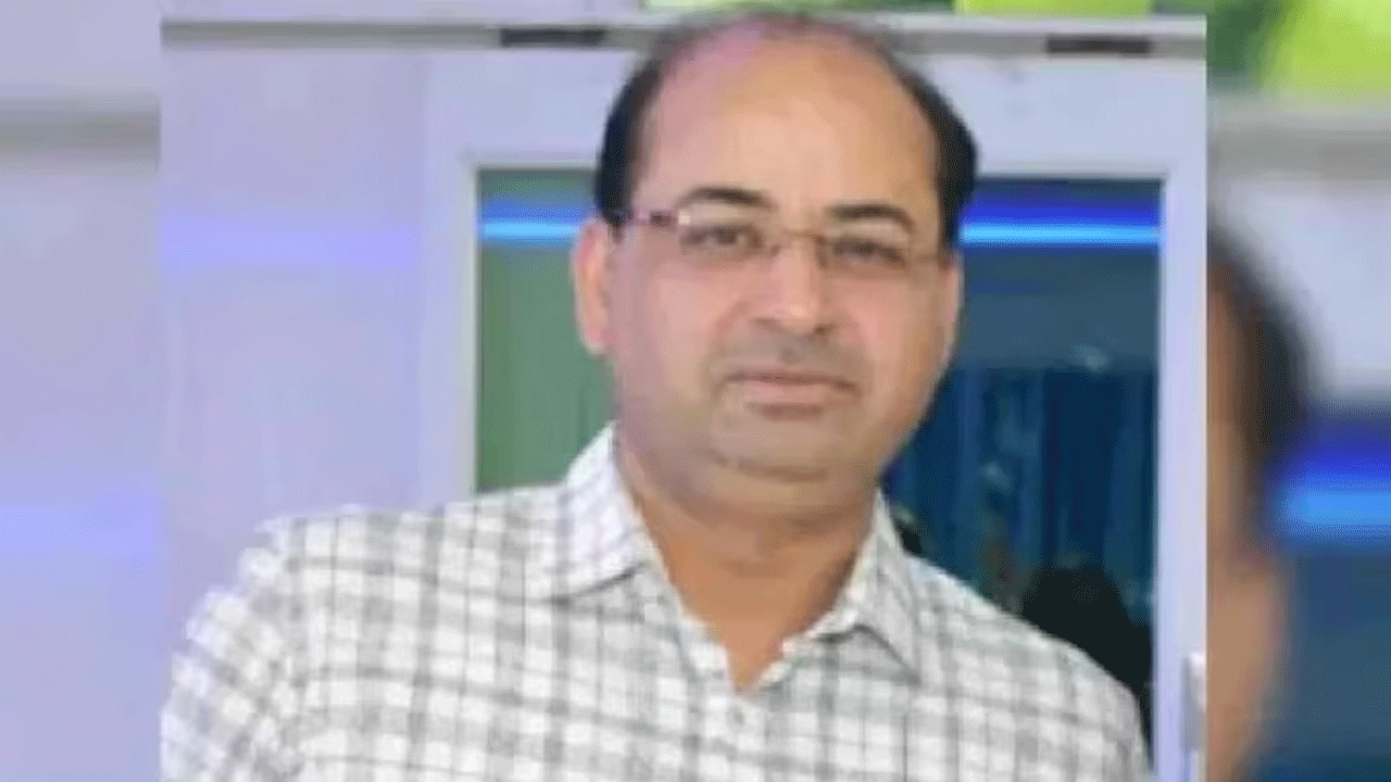 దారుణం : హోట‌ల్ రూంలో విగ‌త‌జీవిగా వైద్యాధికారి