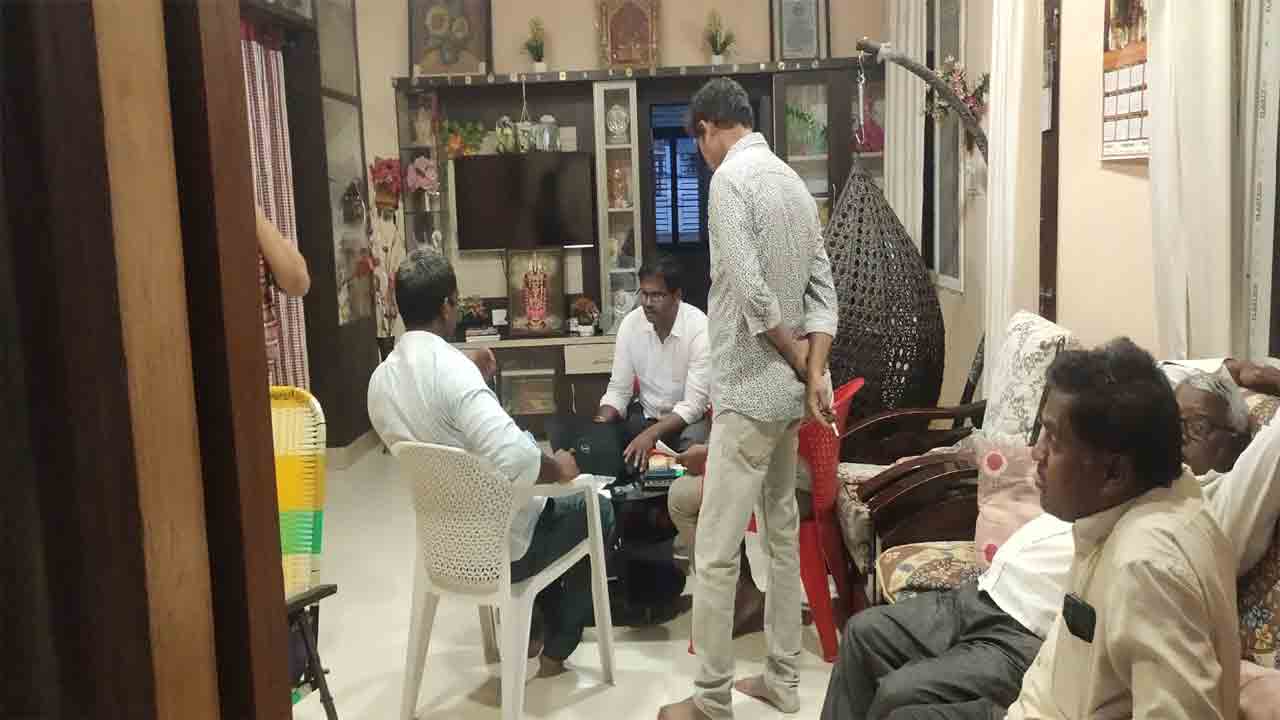 ఏసీబీ దాడుల కలకలం