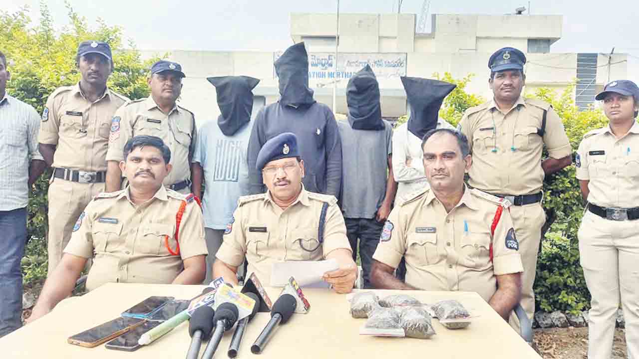 గంజాయి సేవిస్తున్న ఐదుగురి అరెస్ట్‌