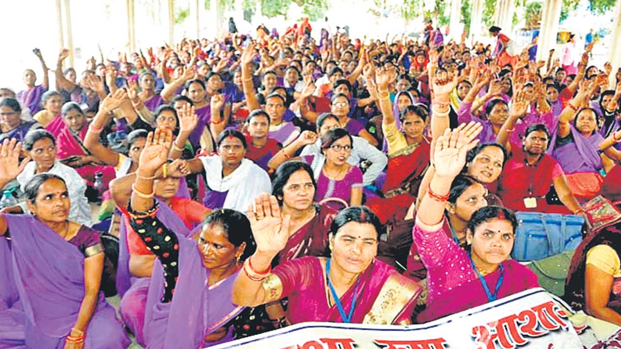 మధ్యప్రదేశ్‌లో రోడ్డెక్కిన ఆశా, ఉషా వర్కర్లు