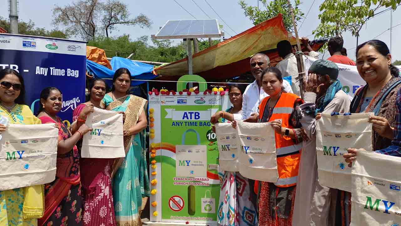 Hyderabad | కాటన్‌ బ్యాగుల ఏటీఎం.. హైదరాబాద్‌ ఐడీపీఎల్‌ మార్కెట్‌ వద్ద వినూత్నంగా ఏర్పాటు