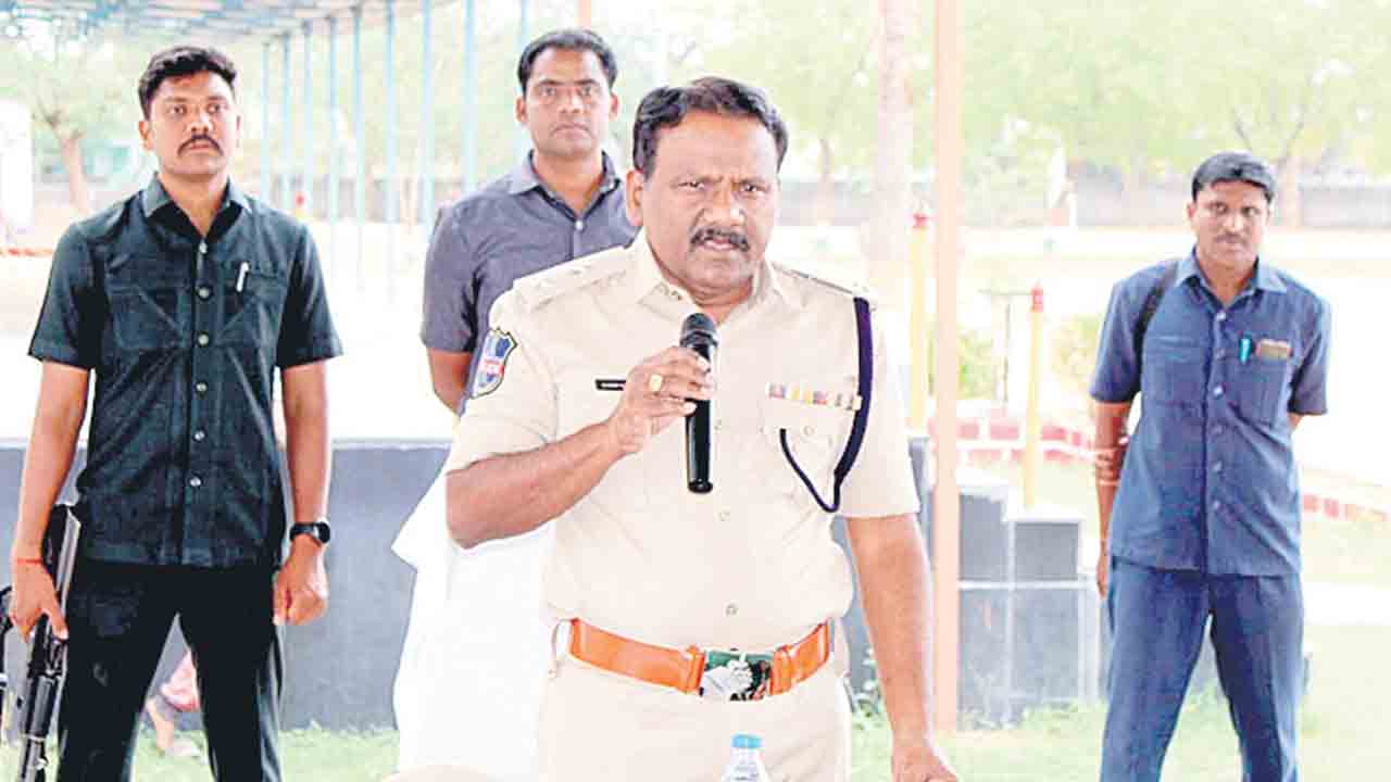 పరీక్షా కేంద్రాల వద్ద బందోబస్తు