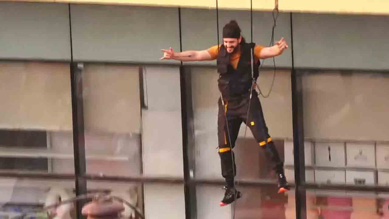 Agent | అఖిల్‌ రిస్కీ స్టంట్‌తో ఏజెంట్ ప్రమోషన్స్‌.. ట్రైలర్‌ టైం పిక్స్‌