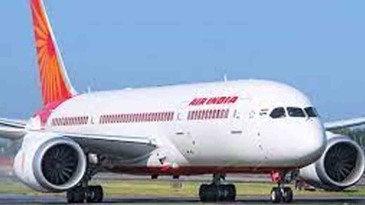 ఎయిరిండియా సిబ్బందిపై ప్రయాణికుడి దాడి