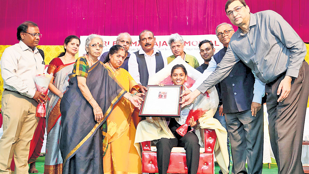 ఆకుల శ్రీజకు సన్మానం