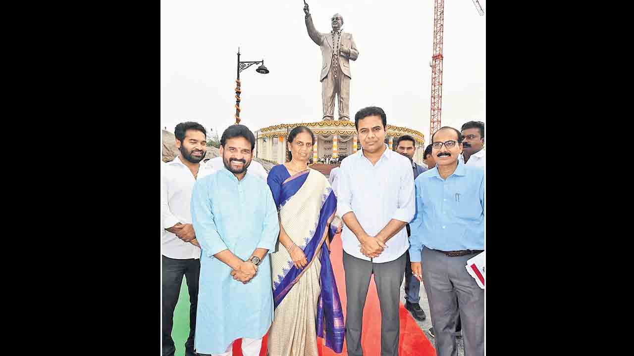 అంబేద్కర్‌ విగ్రహ ఆవిష్కరణలో జిల్లా నేతల సందడి