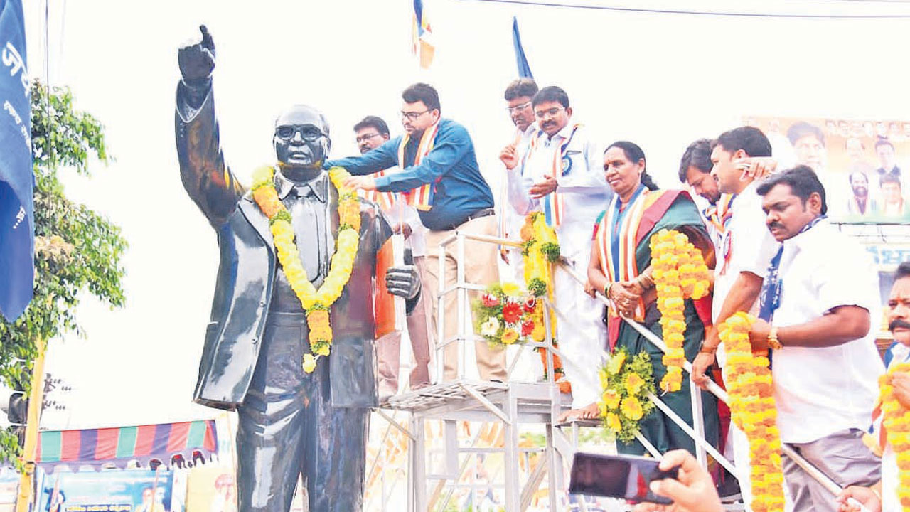 జై భీమ్.. అంబేద్కర్కు ఘన నివాళి