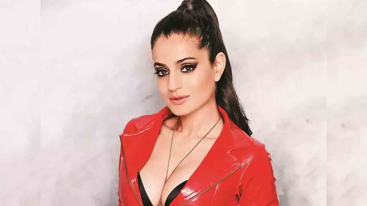 Ameesha Patel | చెక్‌బౌన్స్‌, చీటింగ్‌ కేసులో బాలీవుడ్‌ నటికి వారెంట్‌ జారీచేసిన రాంచీ కోర్టు