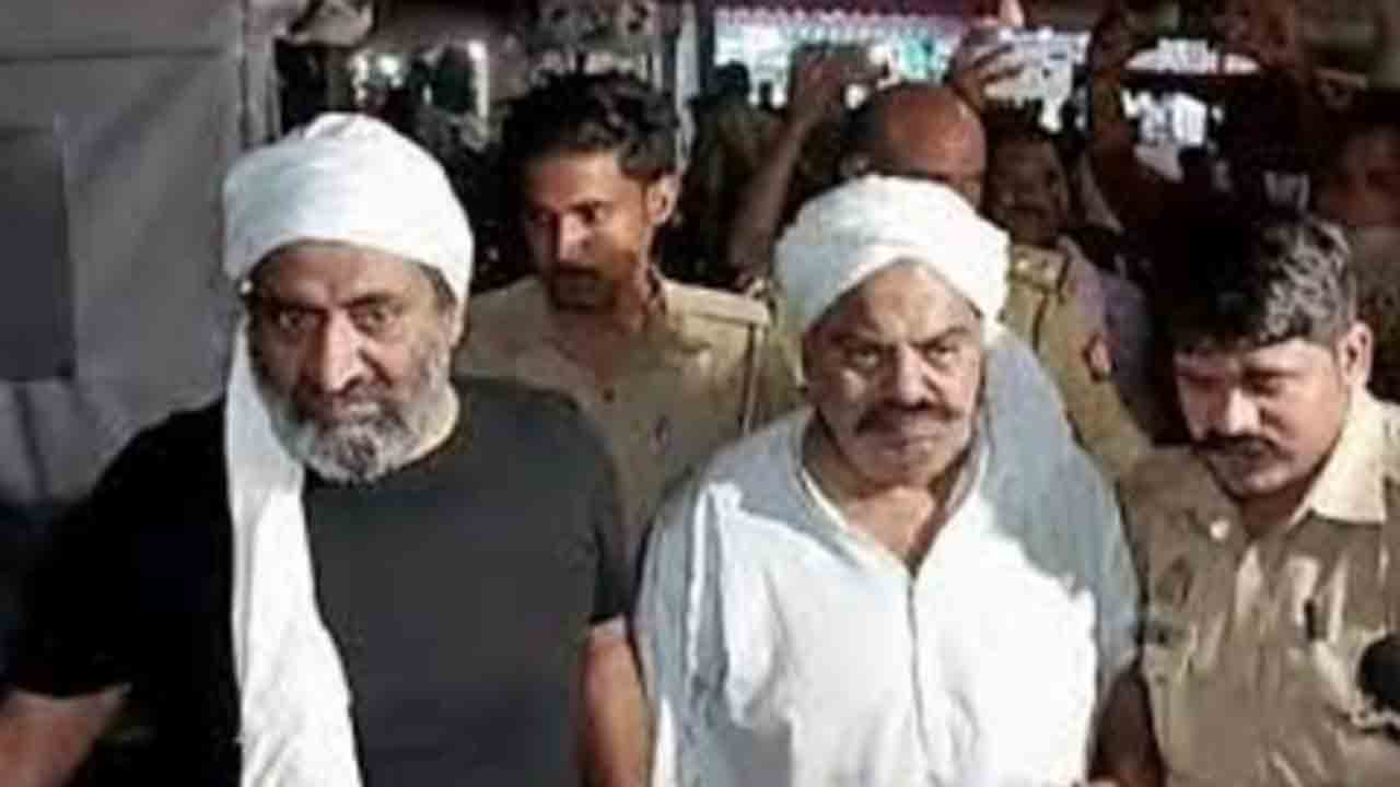 Atiq Ahmed’s Killing | గ్యాంగ్‌స్టర్ అతిక్ అహ్మద్ హత్యపై ఐదుగురు పోలీసులు సస్పెండ్