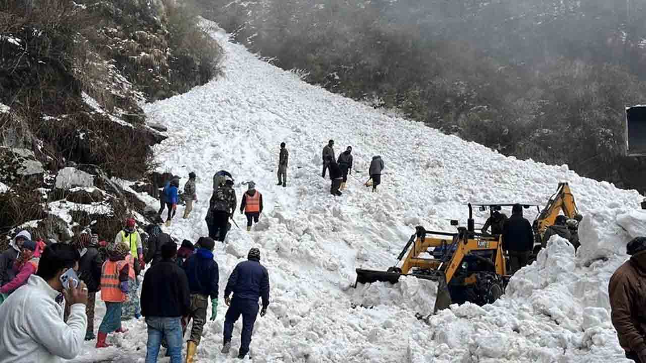 Avalanche | నాథు లా పర్వత శ్రేణులను ముంచెత్తిన భారీ అవలాంచ్‌.. ఆరుగురు మృతి