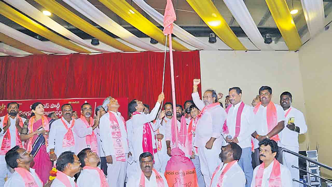 వేడుకలా జెండా ఆవిష్కరణ